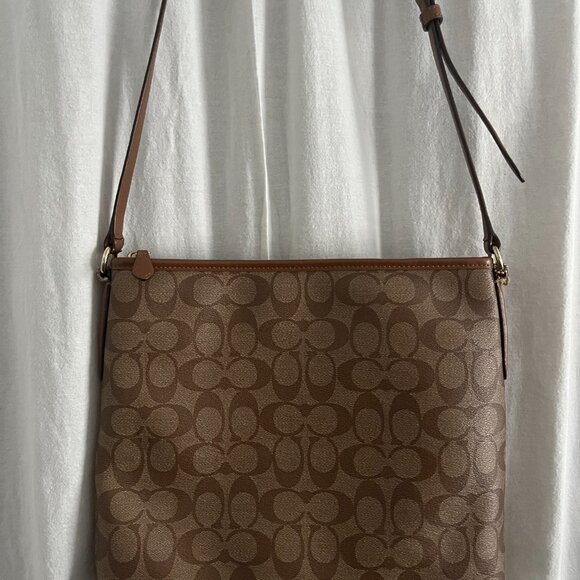 Coach Logo Bag - Picture 4 of 4